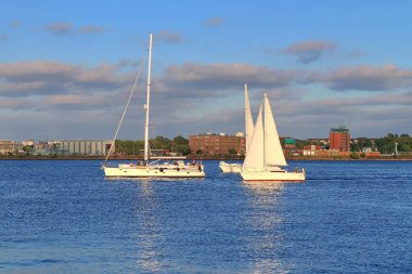 Kiel haftasında bazı tekne ve gemilerle Kiel limanında baltık denizine bakın