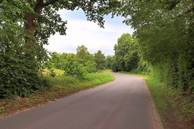 Güneşli bir günde kuzey Almanya'da sokakları ve yolları ile yeşil manzaralar üzerinde güzel bir görünüm
