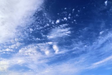 Derin mavi gökyüzünde güzel cirrus bulut oluşumları