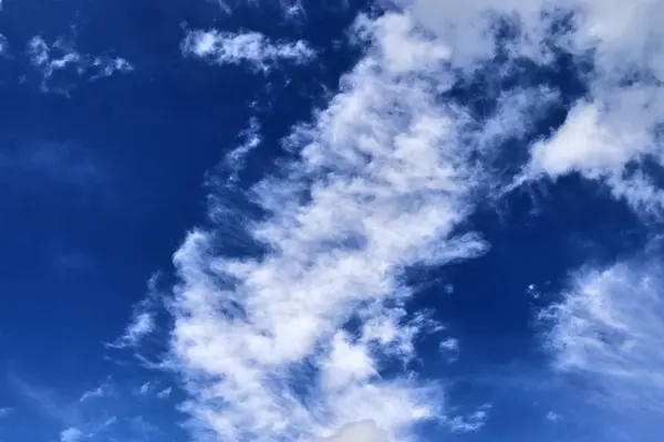 Derin Mavi Gökyüzünde Güzel Cirrus Bulut Oluşumları — Stok fotoğraf