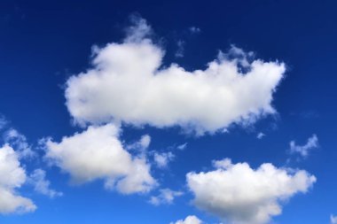 Bir yaz gününde derin mavi gökyüzünde güzel kabarık beyaz bulutlar