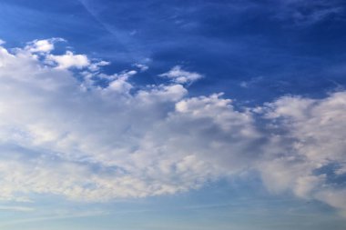 Bir yaz gününde derin mavi gökyüzünde güzel kabarık beyaz bulutlar