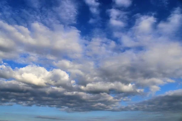 Hermosas Nubes Blancas Esponjosas Cielo Azul Profundo Día Verano —  Fotos de Stock