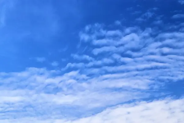 Красиві Пухнасті Білі Хмари Глибокому Блакитному Небі Літній День — стокове фото