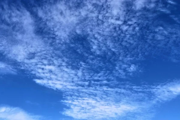 Красиві Пухнасті Білі Хмари Глибокому Блакитному Небі Літній День — стокове фото