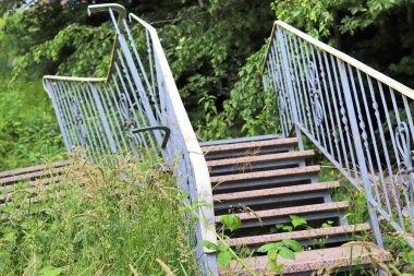 Beton, ahşap ve metal merdivenlerde farklı dış görünümler