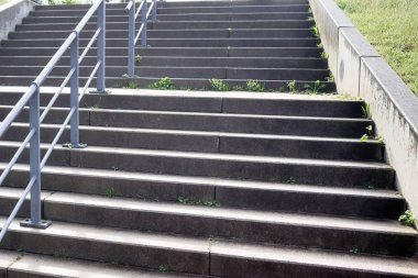 Beton, ahşap ve metal merdivenlerde farklı dış görünümler