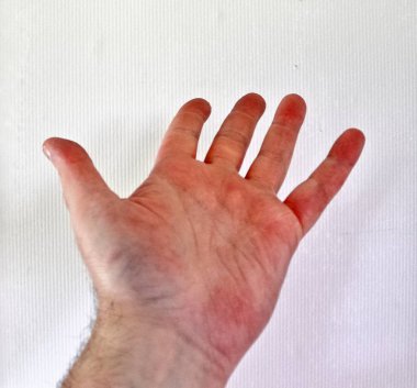Farklı jest ve semboller gösteren erkek insan eli