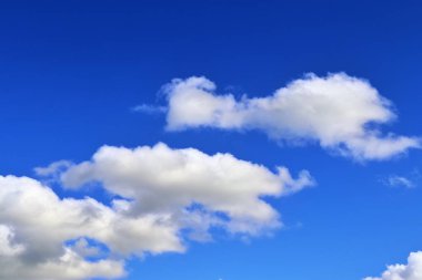 Derin mavi gökyüzünde güzel beyaz kümülüs bulutları