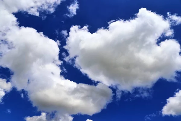 Beaux Cumulus Blancs Sur Ciel Bleu Profond — Photo