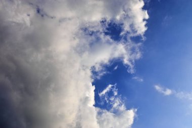 Avrupa'da çekilen mavi gökyüzünde çarpıcı karışık bulut oluşumları