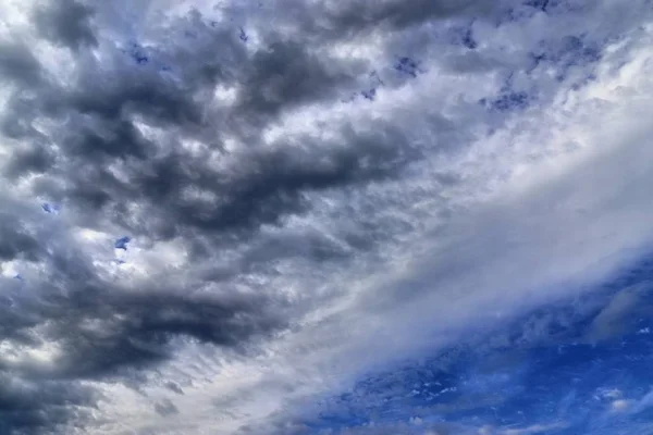 Atemberaubende Gemischte Wolkenformationen Bei Blauem Himmel Europa — Stockfoto