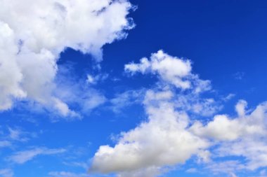 Derin mavi gökyüzünde kabarık beyaz bulutlar üzerinde rahatlatıcı görünümü