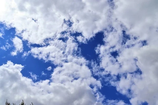 Ontspannend Uitzicht Pluizige Witte Wolken Een Diepblauwe Hemel — Stockfoto