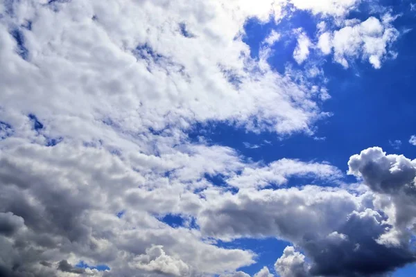 Vista Relaxante Nuvens Brancas Fofas Céu Azul Profundo — Fotografia de Stock