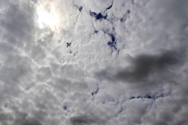 Расслабляющий Вид Пушистые Белые Облака Глубоком Голубом Небе — стоковое фото