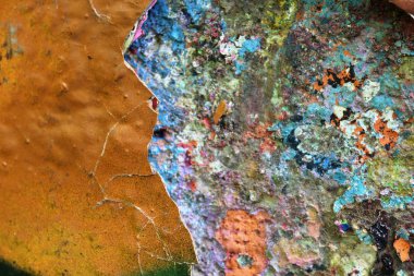 Yüksek çözünürlükte çatlaklar ile yaşlı ve yıpranmış beton duvarlara yakından görünümü