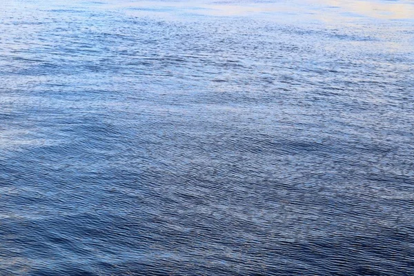 Вид Вблизи Отражающей Поверхности Воды Волнами Рябью Высоком Разрешении — стоковое фото