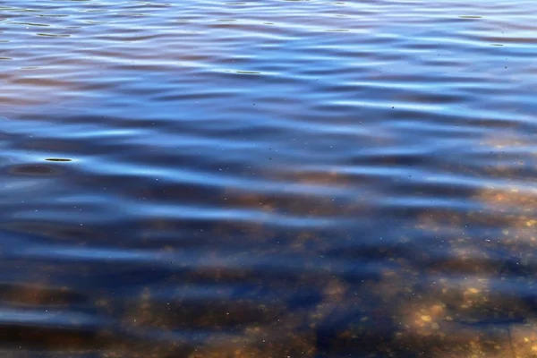 Vista Cerca Sobre Una Superficie Agua Reflectante Con Olas Ondas — Foto de Stock