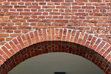 Yüksek çözünürlükte bazı çatlaklar ile kırmızı yıpranmış tuğla duvarlarda ayrıntılı yakın görünüm