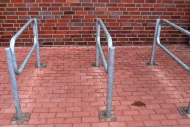 Yüksek çözünürlükte bazı çatlaklar ile kırmızı yıpranmış tuğla duvarlarda ayrıntılı yakın görünüm