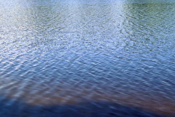 Vackra Vattenytor Vid Sjö Med Reflektioner Solljus Och Omgivande Landskap — Stockfoto