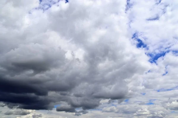 风暴前形成的乌云的详细视图 — 图库照片