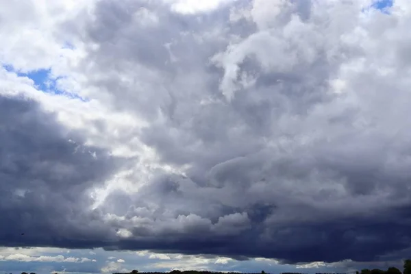 Szczegółowy Widok Ciemnych Chmurach Tworzących Przed Burzą — Zdjęcie stockowe