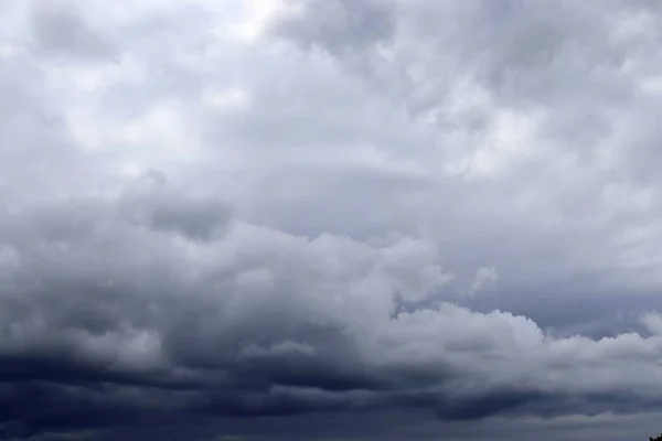 Szczegółowy Widok Ciemnych Chmurach Tworzących Przed Burzą — Zdjęcie stockowe