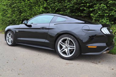 Schleswig-Holstein, Almanya - 17 Temmuz 2019: Ford Mustang 2018 spor otomobil güneşli gün görünümü