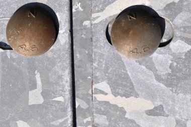 Yüksek çözünürlükte metal vidalarda ayrıntılı yakın çekim görünümü