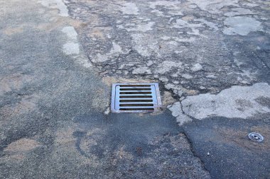 Farklı cadde ve yolların asfalt yüzeylerinde detaylı yakın çekim görünümü