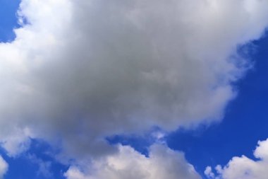 Masmavi bir gökyüzü üzerinde güzel beyaz kabarık bulutlar