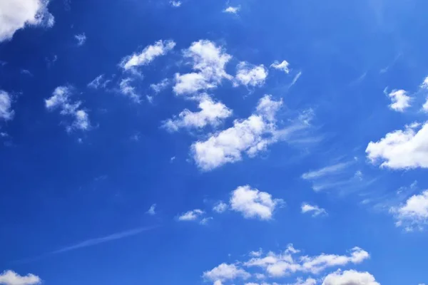 Beautiful Calming Cirrus Cloud Formations Deep Blue Summer Sky — Stock Photo, Image