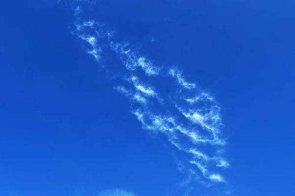 Formações Nuvens Cirros Bonitas Calmantes Céu Azul Profundo Verão — Fotografia de Stock