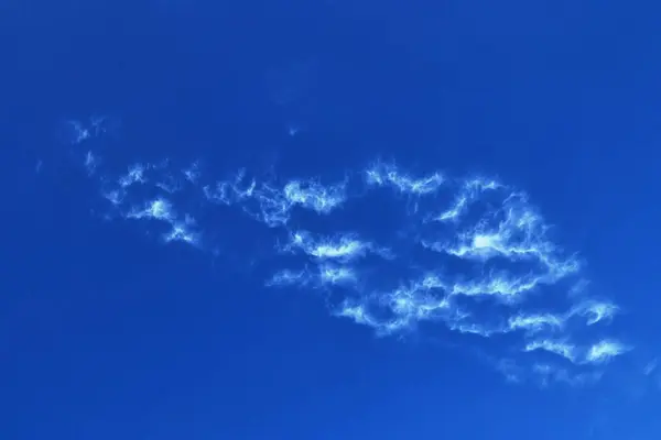 Όμορφες Και Ήρεμες Σχηματισμούς Σύννεφων Cirrus Ένα Βαθύ Γαλάζιο Καλοκαιρινό — Φωτογραφία Αρχείου