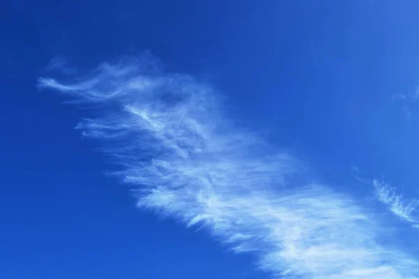 Derin Mavi Bir Yaz Gökyüzünde Güzel Sakinleştirici Cirrus Bulut Oluşumları — Stok fotoğraf