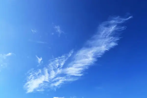 Derin Mavi Bir Yaz Gökyüzünde Güzel Sakinleştirici Cirrus Bulut Oluşumları — Stok fotoğraf