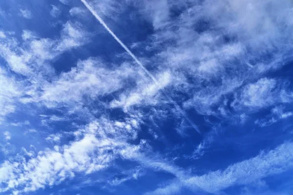 Formações Nuvens Cirros Bonitas Calmantes Céu Azul Profundo Verão — Fotografia de Stock