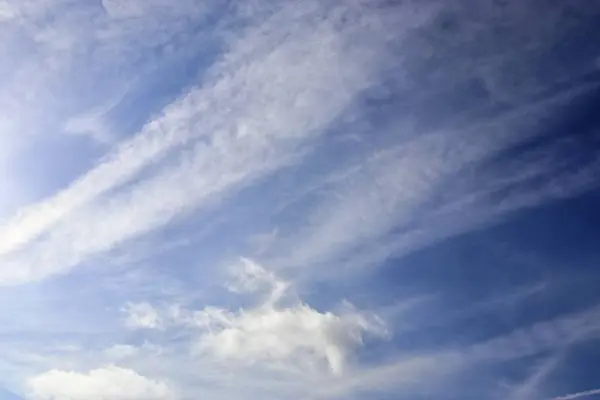 Formações Nuvens Cirros Bonitas Calmantes Céu Azul Profundo Verão — Fotografia de Stock