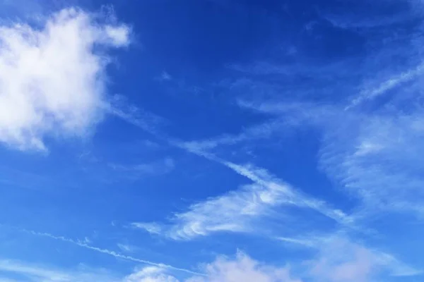 Formações Nuvens Cirros Bonitas Calmantes Céu Azul Profundo Verão — Fotografia de Stock