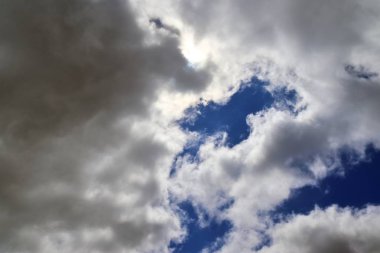 Mavi gökyüzünde güzel karışık bulut oluşumları