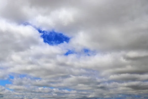 Wunderschöne Gemischte Wolkenformationen Blauen Himmel — Stockfoto