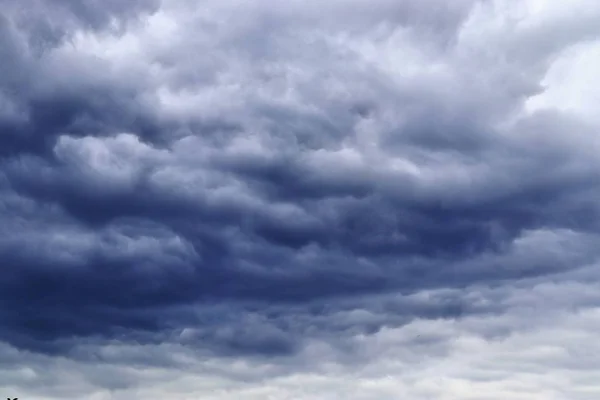 蓝天上美丽的混合云团 — 图库照片