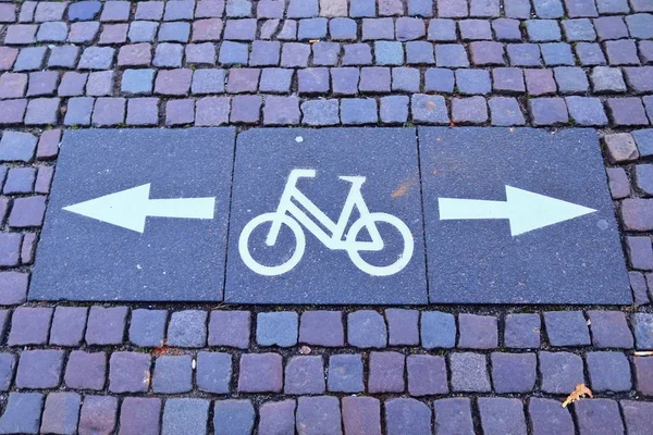 Vista Cerca Diferentes Signos Símbolos Que Encuentran Las Calles Europeas —  Fotos de Stock
