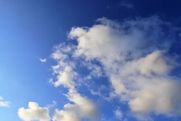 Прекрасные Белые Пушистые Облака Глубоком Голубом Небе — стоковое фото
