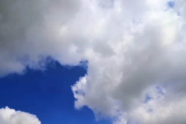 Mooie Witte Pluizige Wolken Een Diepblauwe Zomer Hemel — Stockfoto