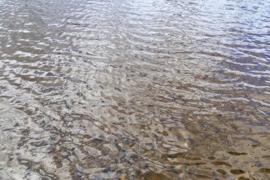 Güneş ışığını yansıtan dalgalar ve dalgalanmalar ile su yüzeyleri güzel yakın 