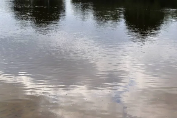 Mooie Close Wateroppervlakken Met Golven Rimpelingen Die Het Zonlicht Weerspiegelen — Stockfoto