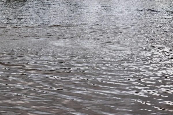 Güneş ışığını yansıtan dalgalar ve dalgalanmalar ile su yüzeyleri güzel yakın 